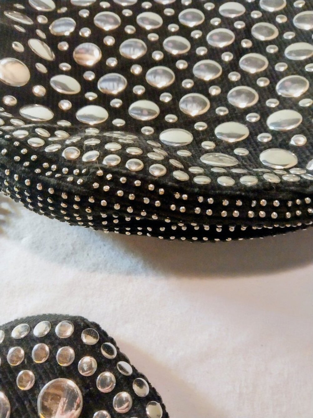 Mid century round flat handbag with big silver metal sequins. - Picture 6 of 12